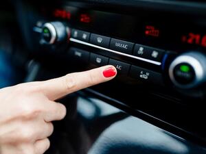 قومي بفتح النوافذ لدقائق قليلة قبل الإقدام على تشغيل المكيف
