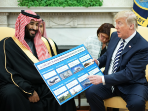 U.S. President Donald Trump (R) looks at a defense sales chart with Saudi Arabia's Crown Prince Mohammed bin Salman in the Oval Office of the White House on March 20, 2018 in Washington, DC.  (MANDEL NGAN / AFP)
