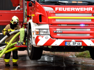 Dubai firefighters arrived and found 5 cars on fire, billowing with huge smoke. (AFP/ File Photo)