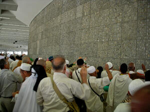 Pilgrims walking to Jamarah to perform symbolic stoning of the devil by throwing seven stones at the three pillars. (Shutterstock/ File)