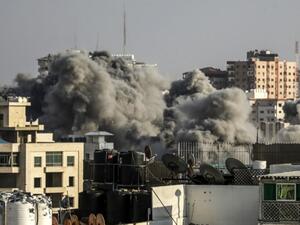 A smoke plumes rising following an Israeli air strike in Gaza City on July 14, 2018. (MAHMUD HAMS / AFP) 