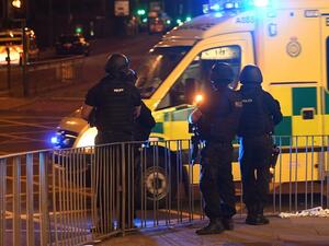 British police respond to a suicide bombing in Manchester, May 2017 (AFP)