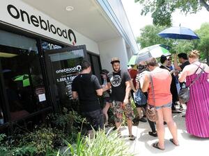 Long lines of people wait at the OneBlood Donation Center to donate blood for the injured victims of the Pulse nightclub shooting on June 12, 2016 in Orlando, Florida. (AFP/Gerardo Mora)