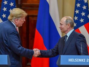 US President Donald Trump (L) and Russia's President Vladimir Putin shake hands before attending a joint press conference after a meeting at the Presidential Palace in Helsinki, on July 16, 2018. (Yuri KADOBNOV / AFP)