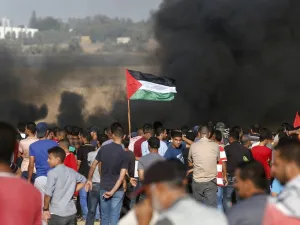 Palestinian protesters wave their national flag as they gather during a demonstration at the Israel-Gaza border, east of Khan Yunis in the southern Gaza Strip on August 10, 2018. (Said KHATIB / AFP)