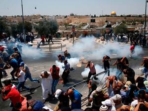 Water canons fired on worshippers by Israeli police as they enter the Jerusalem's Al Aqsa mosque compound (AFP/ File Photo)