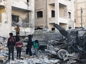 People look at the damage in the aftermath of an explosion in a rebel-held area of the northwestern Syrian city of Idlib on January 8, 2018. (AFP/File)