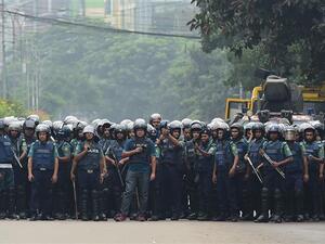 Bangladeshi police stand guard during a student protest in Dhaka on August 5, 2018. (Photo by AFP)