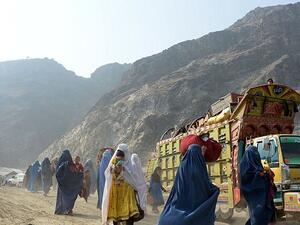 Afghan refugees cross through the main border between Pakistan and Afghanistan to return home. (AFP/ File Photo)