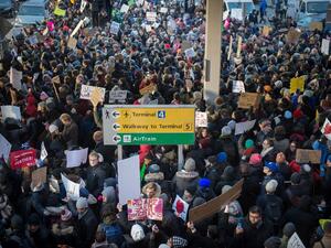 Demonstrators at JFK International Airport protest President Donald Trump's executive order suspending refugee arrivals and imposing tough controls on some travellers. (AFP/Bryan R. Smith)
