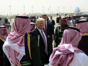 US President Donald Trump (C) makes his way to board Air Force One in Riyadh as he head with the First Lady to Israel on May 22, 2017. 
(Mandel Ngan/AFP)