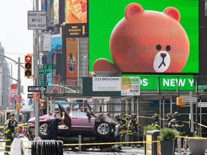 A wrecked car sits in the intersection of 45th and Broadway in Times Square, May 18, 2017 in New York City. (DREW ANGERER / GETTY IMAGES NORTH AMERICA / AFP)