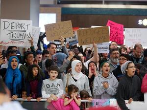 Protests on Saturday at Dallas airport, Texas (G. Morty Ortega/Getty Images North America/AFP)