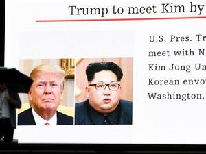 A huge screen flashing a news report in Japan on a possible meeting between US President Donald Trump and North Korean leader Kim Jong-un, March 9, 2018. (AFP/ File Photo)