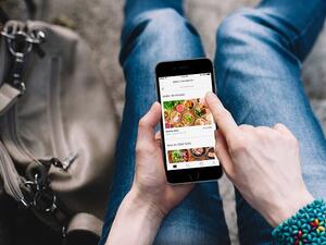 سيصبح تطبيق Uber Eats أول خدمة عالمية لطلب الطعام تقدم خدماتها في هاتين الدولتين، بإصدار محلي يزيد سهولة تعامل العملاء الناطقين باللغة العربية معه.


