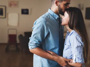 يجب على الرجل أن يكون في الأصل هيّناً ليّناً مع زوجتهِ

