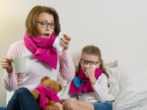 خلال العطسة الواحدة يتخلص الجسم من نحو 100 ألف جرثومة (shutterstock.com)