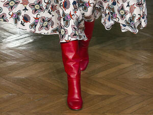 موضة الحذاء الأحمر لاطلالة جرئية 
