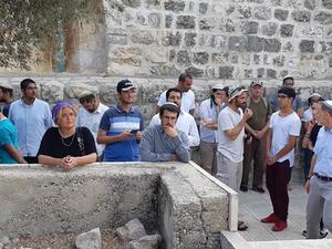 Israeli settlers defile al-Aqsa Mosque (Twitter)