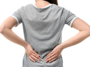 يعتبر ألم أسفل الظهر من أعراض الإصابة بقرحة عنق الرحم