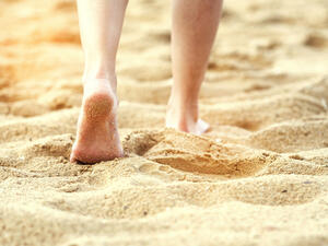 المشي على الرمل يمنح الجسم الطاقة والحيوية والنشاط