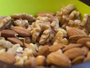 يحتوي اللوز والجوز على العديد من المواد الحيويّة الفعالة 
