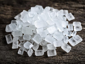 مضغ السكر الفضي على فترات لتحسين وتنعيم الصوت