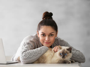 يمكن أن تنتقل فطريات القطط إلى جسم الإنسان وتصيبه بأمراض الفطريات الجلدية