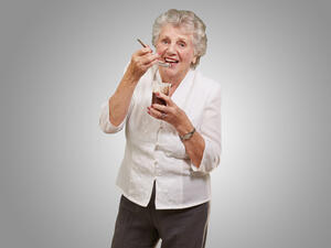 تناول كبار السن للشوكولاتة يحسن إدائهم المعرفي والإدراكي