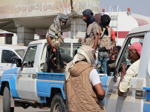 Yemeni fighters of the Popular Resistance Committees, supporting forces loyal to Yemen's Saudi-backed former President Abedrabbo Mansour Hadi, patrol a street in Aden on November 1, 2015. (AFP/Saleh Al-Obeidi)