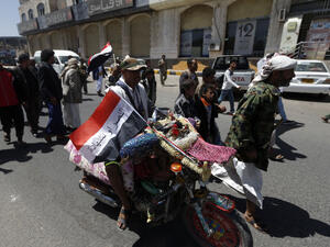 Yemeni protesters take part in the "march for bread", calling for an end to the civil war. (AFP/Mohammed Huwais)