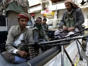 Yemeni militants wait for another fight (AFP/ File Photo) 