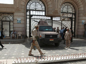 Yemeni soldiers stand guard outside the cabinet headquarters during the weekly parliament session with Yemeni ministers. (AFP/File)