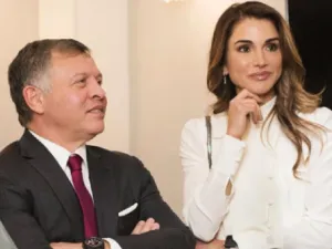 الملكة رانيا تخطف الأنظار بثوب أردني جميل