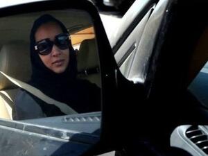 لوحات ارشادية في الطرق السعودية لقيادة المراة