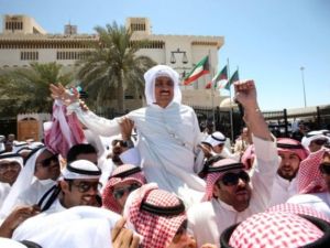 انصار البراك يحتفلون به بعد خروجه من المحكمة/أ.ف.ب