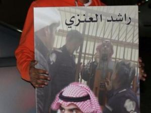 الناشط عياد الحربي يحمل يافطة مطالبا باطلاق سراح الناشط العنزي/عن توتير