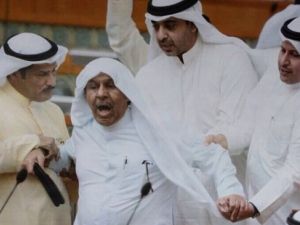 صور النائبان انتشرت بشكل واسع على مواقع التواصل الاجتماعي خلال مشاجرتهما داخل مجلس الأمة 