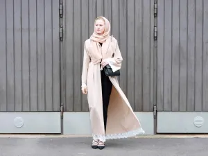 عبايات بتدرجات البيج لربيع منعش (صور)