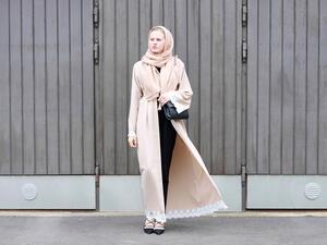 عبايات بتدرجات البيج لربيع منعش (صور)