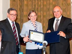 الدكتور عمرو سلامة، وزير التعليم العالي والدكتورة ليسا أندرسون، رئيسة الجامعة الأمريكية والدكتور مجدي قاسم رئيس مجلس إدارة (NAQAAE)