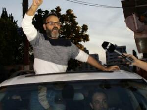 Lebanese actor Ziad Itani speaks to the press as he arrives to his house in Beirut following his release on March 13, 2018 (AFP/File Photo)