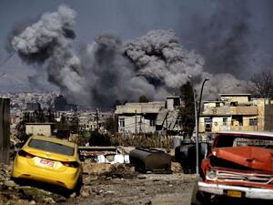 Smoke plumes rise after an airstrike in west Mosul on March 10, 2017 as Iraqi forces advance in the city during the ongoing battle to seize it from the jihadists of the Islamic State (IS) group. / AFP PHOTO / ARIS MESSINIS (ARIS MESSINIS/AFP) 
