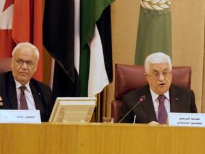 الرئيس الفلسطيني محمود عباس (يمين) وصائب عريقات