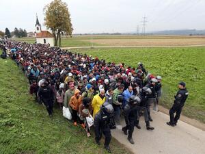 About 1000 migrants and refugees are escorted from the border between Croatia and Slovenia, many en route to Germany, October 22, 2015. (AFP/File)