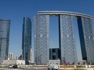 تنامي إجراءات التقشف في أبوظبي وتسريح آلاف الموظفين
