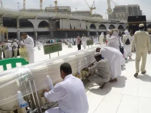 The emirate of Abu Dhabi seeks to rationalize 50 percent of the water used in mosques by replacing normal taps with other more efficient ones. (Shutterstock)