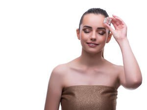 الثلج يقلّل من ظهور الحبوب على البشرة

