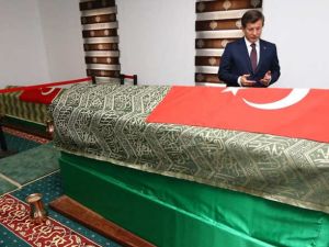 داود أوغلو يقرأ الفاتحة عند ضريح سليمان شاه