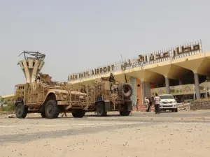 طائرة تقل مقاتلين موالين لهادي تهبط اضطراريا في مطار يسيطر عليه الحوثيون